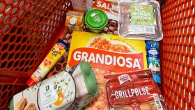 Rød handlevogn med norske dagligvarer