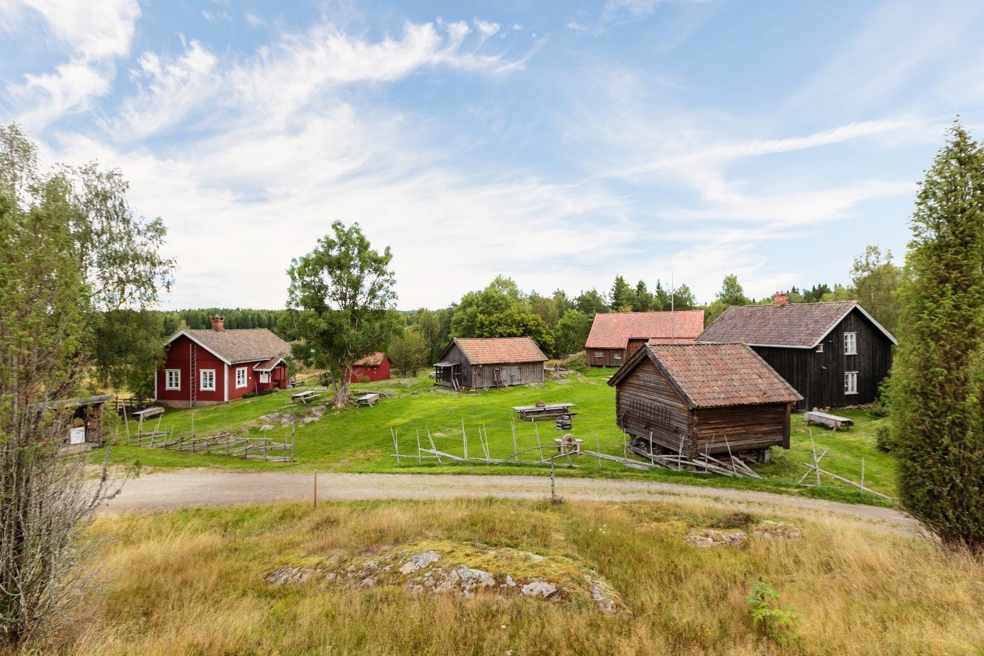 Tunet på Nordre Bøensætre med den gamle skolestua til venstre. Slåttenger og beiter holdes i hevd i området. Foto: Koppang Landbruk.