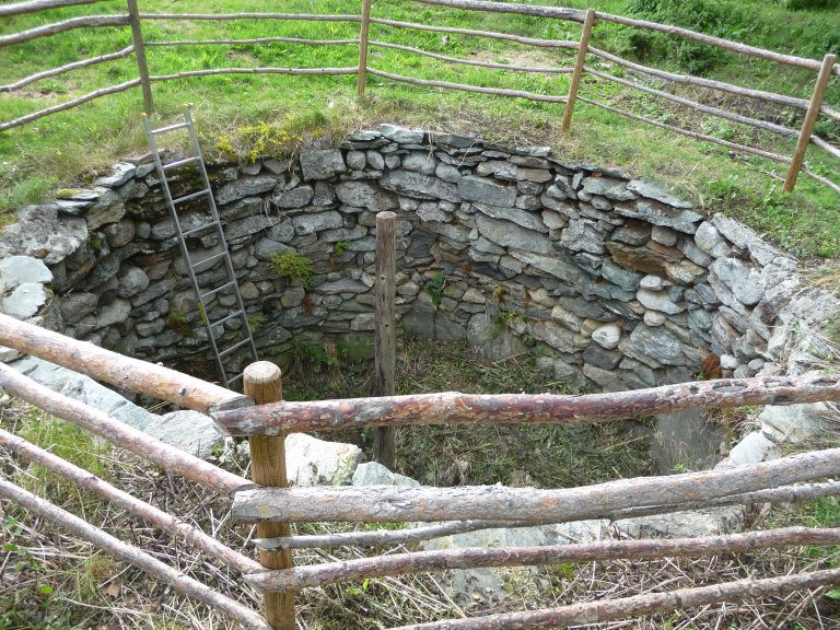 Ulvestugu 1. Ulvegrava har ein diameter på 4,7 meter og er ca. 2,8 meter djup. Nordherad, Innlandet_Foto Stig Horsberg