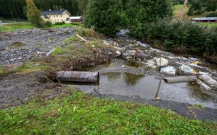 Bilde viser naturskade ved en gård.