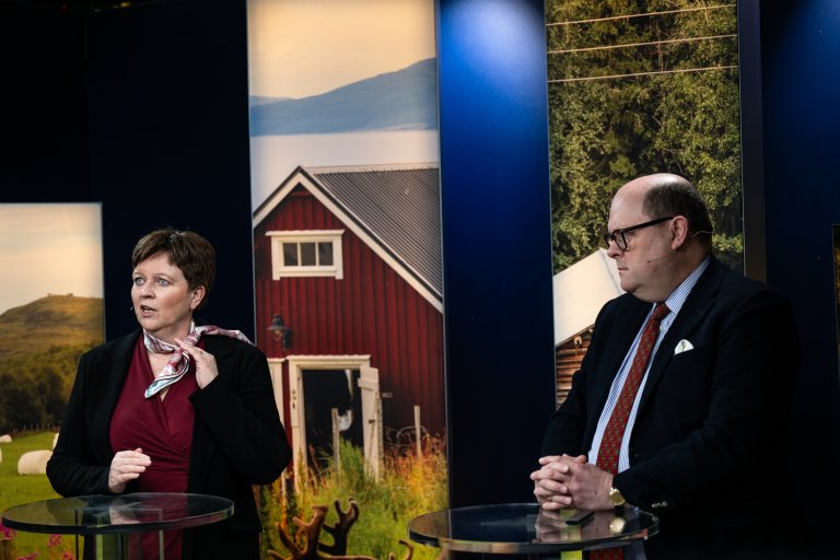 TV-studio der Eli Reistad, adm. dir. i Landbruksdirektoratet, i samtale med Peter Haas Brubakk som er adm.dir. NHO Mat og drikke.