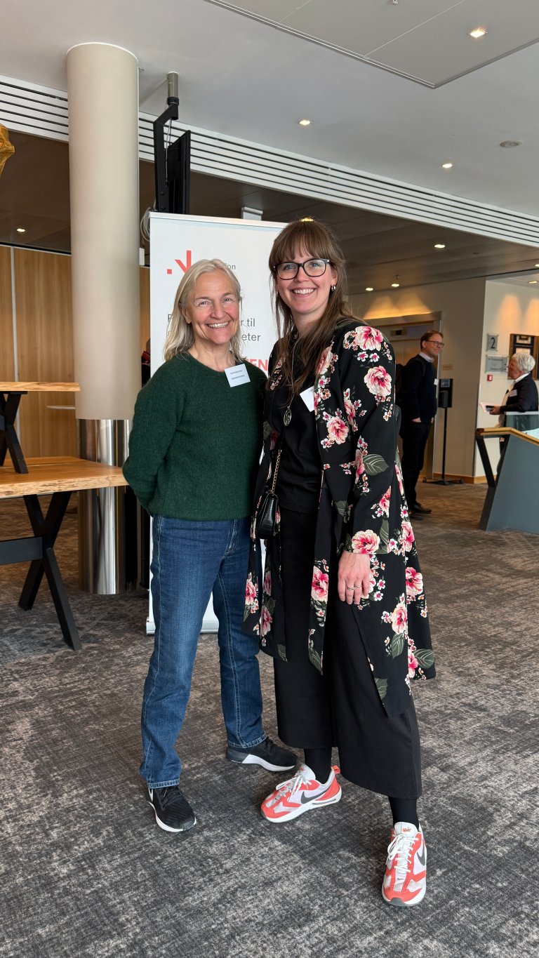 Bilde av to deltakere i møtelokalet. De to er: Aud Herbjørg Kvalvik (Innovasjon Norge) og Johanne Stensaas (medlem i Markedsutvalget for reinkjøtt og daglig leder i Stensaas Reinsdyrslakteri).