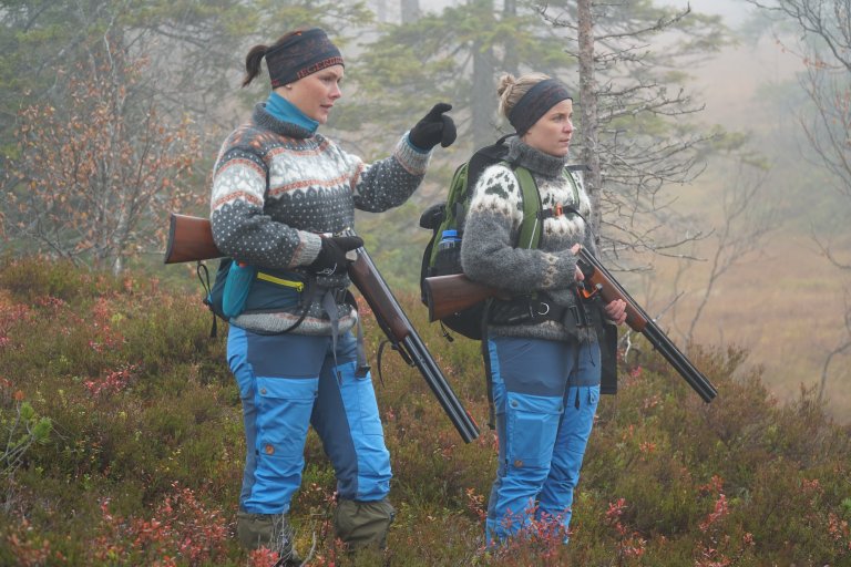 To damer på jakt med hver sin hagle.             Foto: Robert Daniel Hermann.
