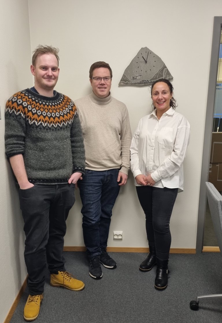 Gruppebilde i kontorlandskap. I midten den nye oppsitteren på Mollisjok fjellstue, Nils Torfinn Balto, som flankeres av Iver Øyen og Annie Abrahamsen fra Landbruksdirektoratet i Alta. Foto: Kristin Hurlen Marthinsen.