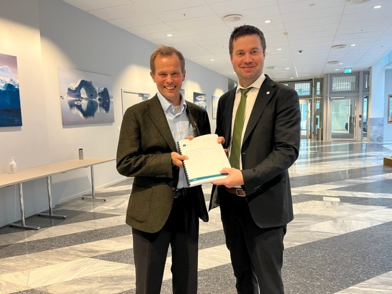 Jørn Rolfsen overrekker rapport om økologisk tilstand i skog til landbruksminister Geir Pollestad.      Foto: Landbruksdirektoratet
