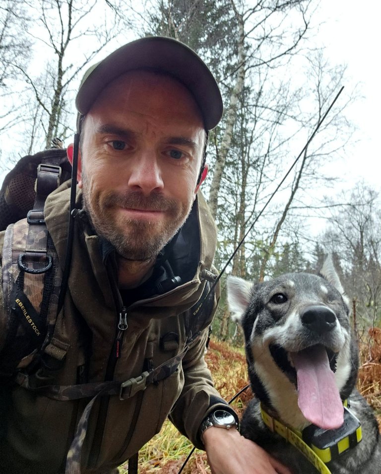 Bilde viser Runar og hunden, Symre, på elgjakt. 