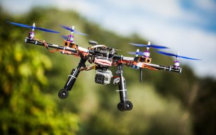 Flygende drone med skogbakgrunn. Foto Coloutbox