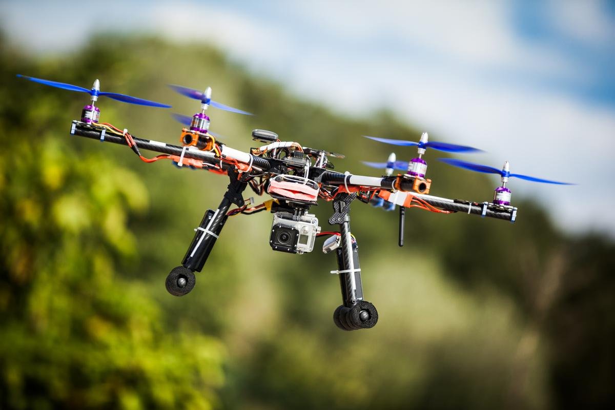 Flygende drone med skogbakgrunn. Foto Coloutbox
