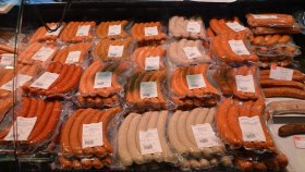 Ulike sorter pølser fra pølsemakeri på Ringebu